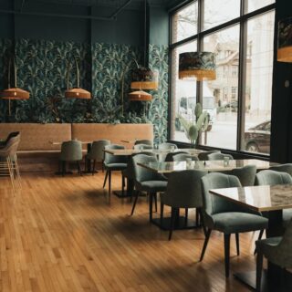 Birdietown Ohio – two-level sports venue with restaurant, bars, and indoor mini-golf, furnished by DeFrae Contract Furniture