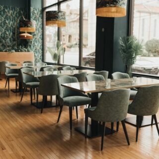 Birdietown Ohio – two-level sports venue with restaurant, bars, and indoor mini-golf, furnished by DeFrae Contract Furniture