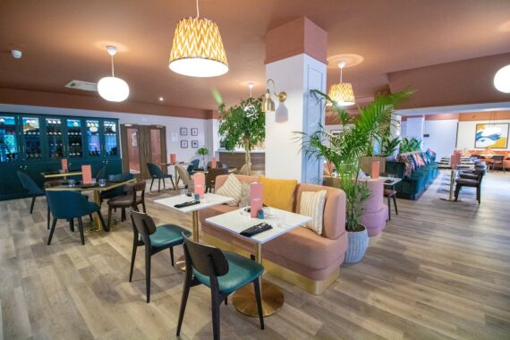 Embers Bar & Grill Voco Corby Hotel Restaurant Furniture DeFrae Contract Furniture 005
